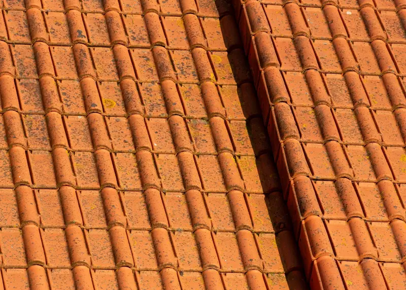 Dachówka ceramiczna na połaci dachu, zbliżenie – Usługi dekarskie